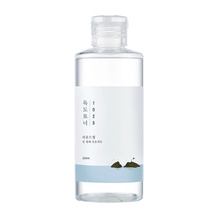 Une bouteille ouverte Round Lab 1025 Dokdo Toner avec un design simple et un thème marin, sur fond blanc.