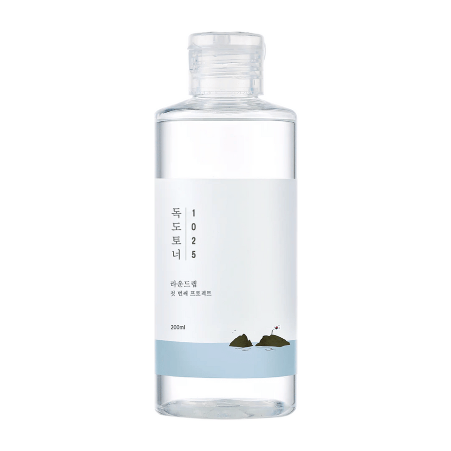 Une bouteille ouverte Round Lab 1025 Dokdo Toner avec un design simple et un thème marin, sur fond blanc.