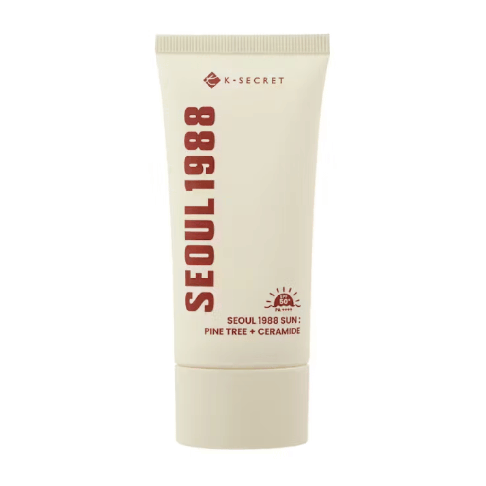 SEOUL 1988 Sun Cream combine la puissance de l'écorce de pin et des céramides pour protéger la peau du soleil (SPF50+ PA++++) tout en hydratant et renforçant la barrière cutanée.