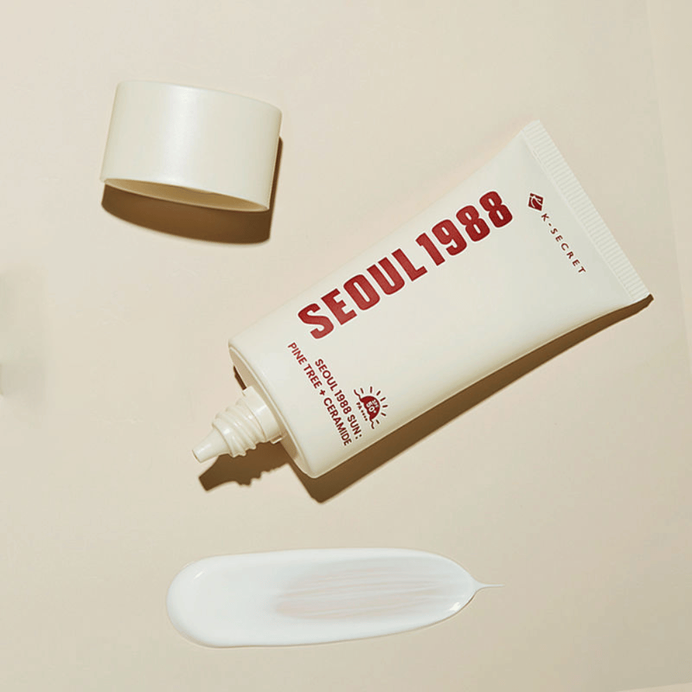 Cette crème solaire a une texture soyeuse qui fond dans la peau sans coller. Enrichie en céramides et en extrait d'écorce de pin qui apaisent et hydratent.
