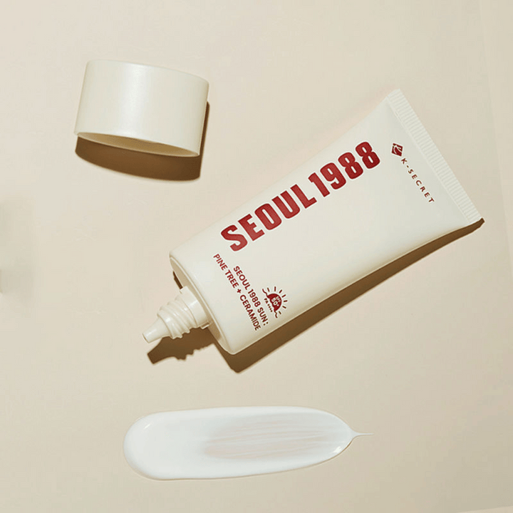 Cette crème solaire a une texture soyeuse qui fond dans la peau sans coller. Enrichie en céramides et en extrait d'écorce de pin qui apaisent et hydratent.