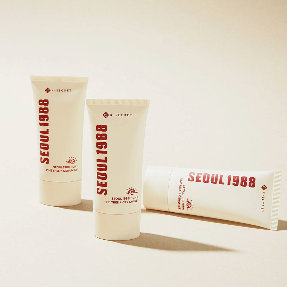 SEOUL 1988 Sun Pine Tree + Ceramide est une crème solaire qui protège contre les rayons UV tout en renforçant la barrière cutanée avec des céramides et un extrait de pin.