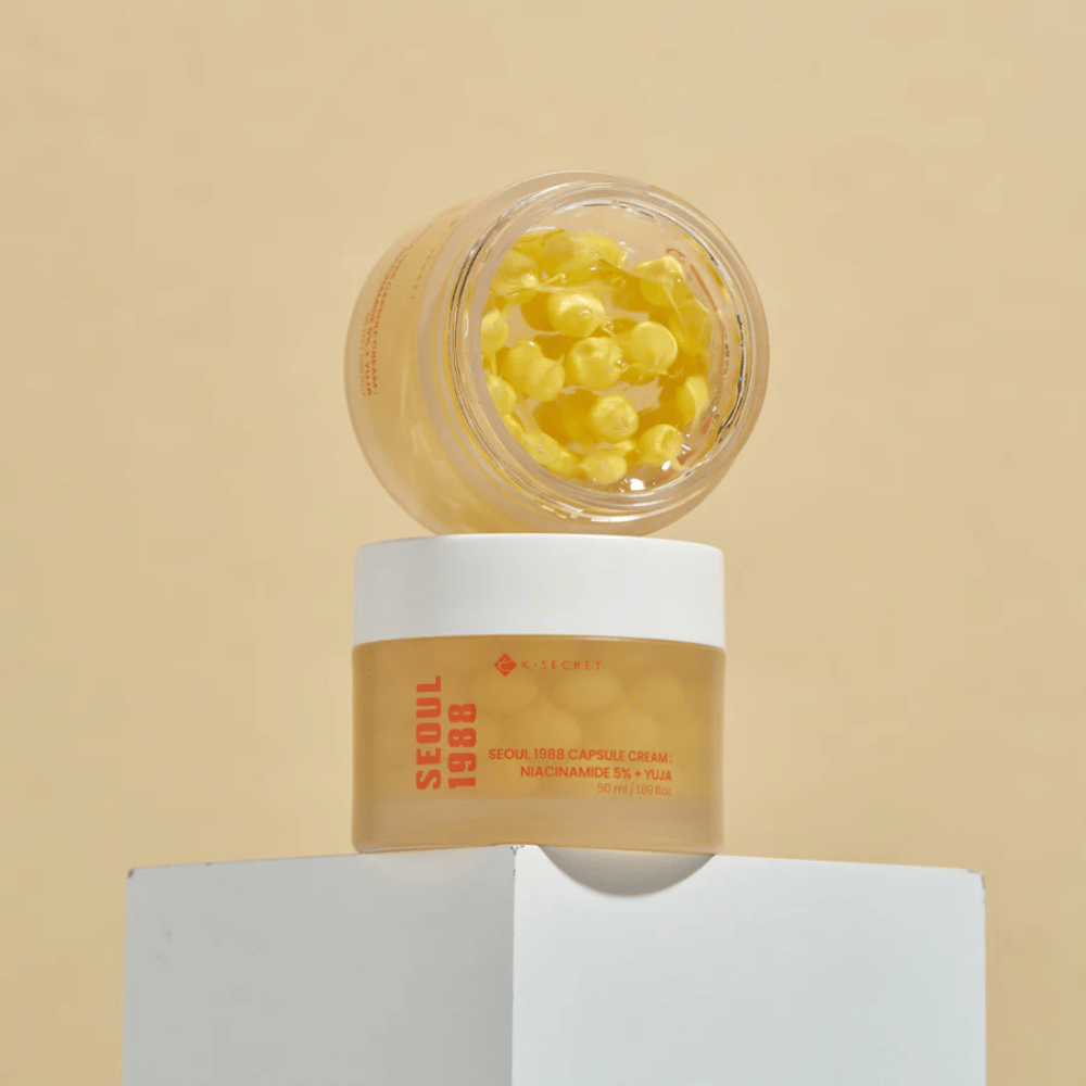 Présentation élégante : Deux pots de Seoul 1988 Capsule Cream, un ouvert et un fermé, placés sur un fond beige.