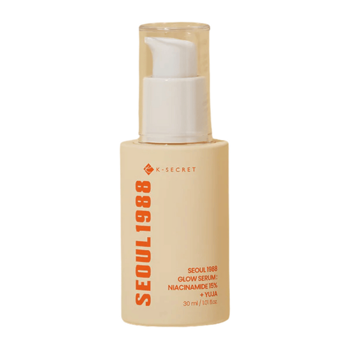 Bouteille avec K-SECRET Séoul 1988 Glow Serum Niacinamide 15% + Yuja, 30 ml, avec pompe et design beige minimaliste.