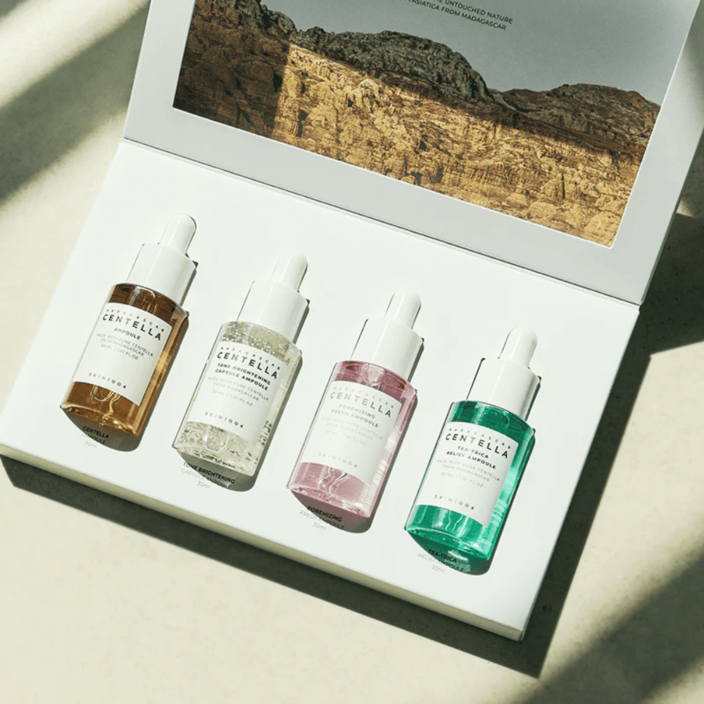 Une boîte contenant Madagascar Centella Ampoule Kit de SKIN1004, qui contient trois types différents de produits de soins de la peau pour l'hydratation et l'hydratation.