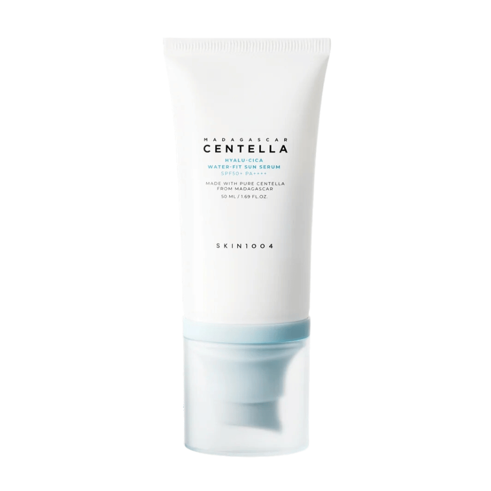 Madagascar Centella Hyalu-Cica Water-Fit Sun Serum 50ml de SKIN1004 protège contre les rayons UV tout en augmentant l'hydratation avec Madagascar Centella.