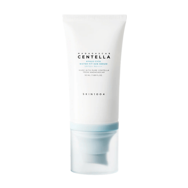Madagascar Centella Hyalu-Cica Water-Fit Sun Serum 50ml de SKIN1004 protège contre les rayons UV tout en augmentant l'hydratation avec Madagascar Centella.