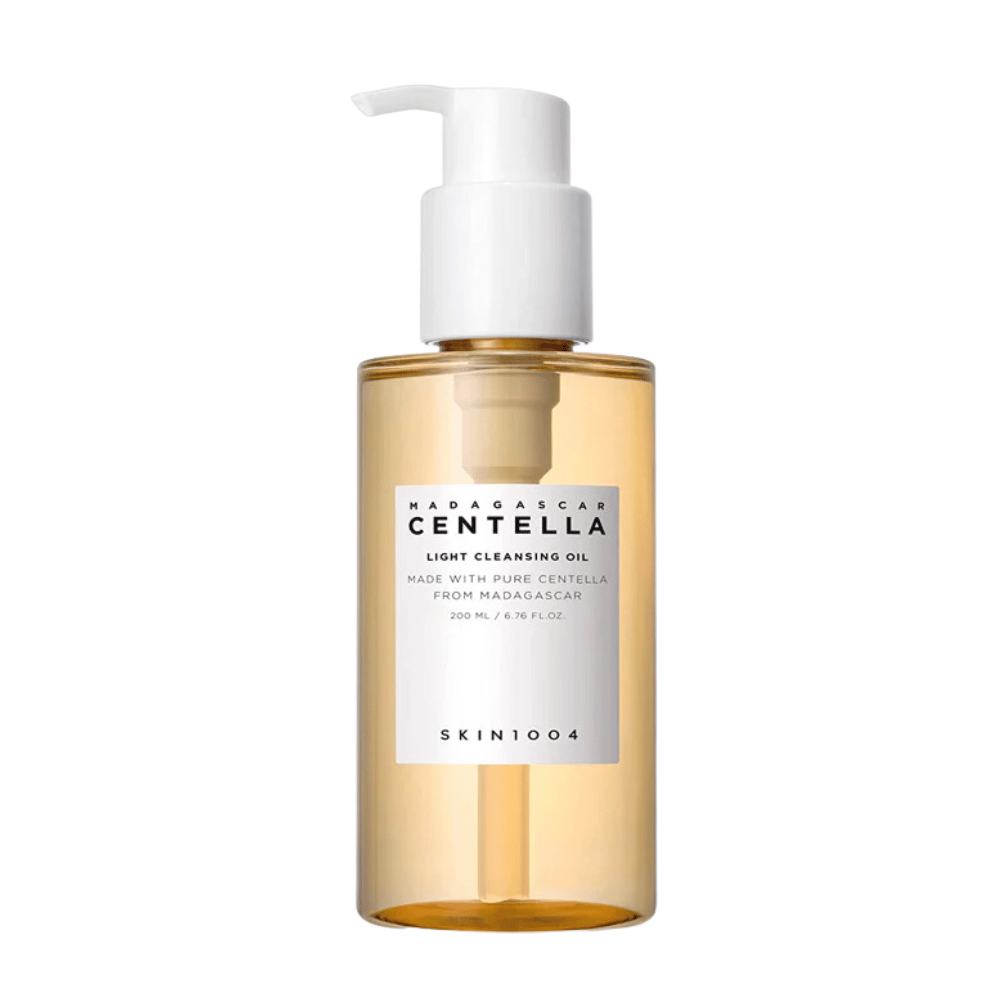 Une bouteille Madagascar Centella Light Cleansing Oil 200ml de SKIN1004 sur fond blanc, pour le nettoyage et les soins de la peau.