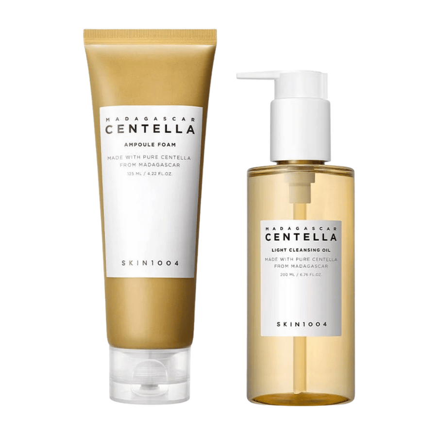 SKIN1004 Madagascar Centella Double Cleansing Duo Set avec Ampoule Foam dans un tube brun et Cleansing Oil dans un flacon pompe transparent, tous deux avec une étiquette blanche minimaliste.