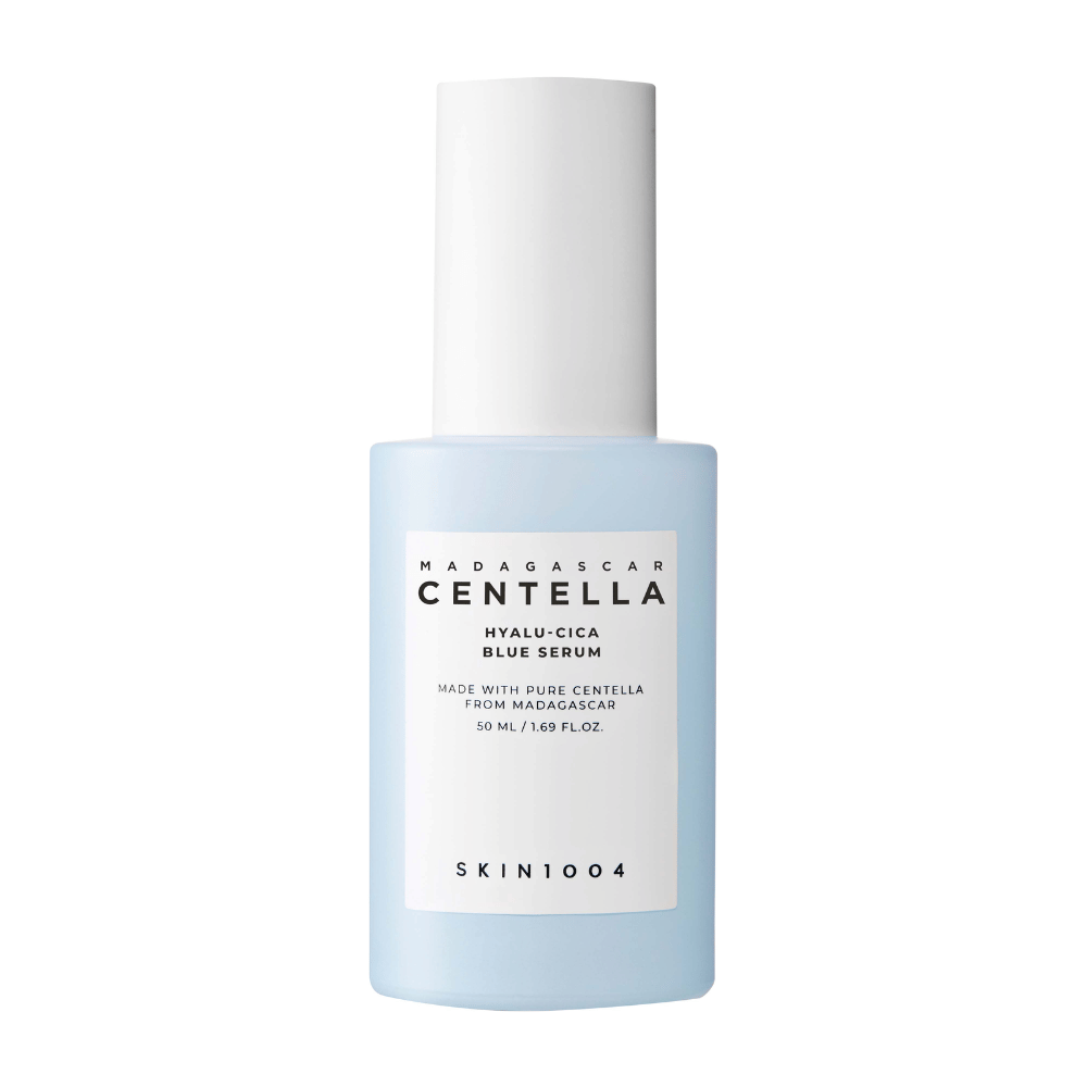 Une bouteille SKIN1004 Madagascar Centella Hyalu-Cica Blue Serum avec une étiquette bleu clair et un bouchon blanc sur un fond propre.