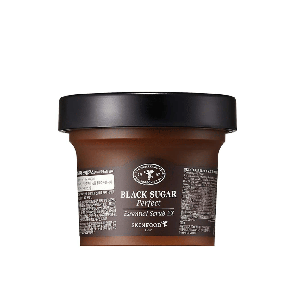 Un pot SKINFOOD Black Sugar Perfect Essential Scrub 2X 210g sur fond blanc.