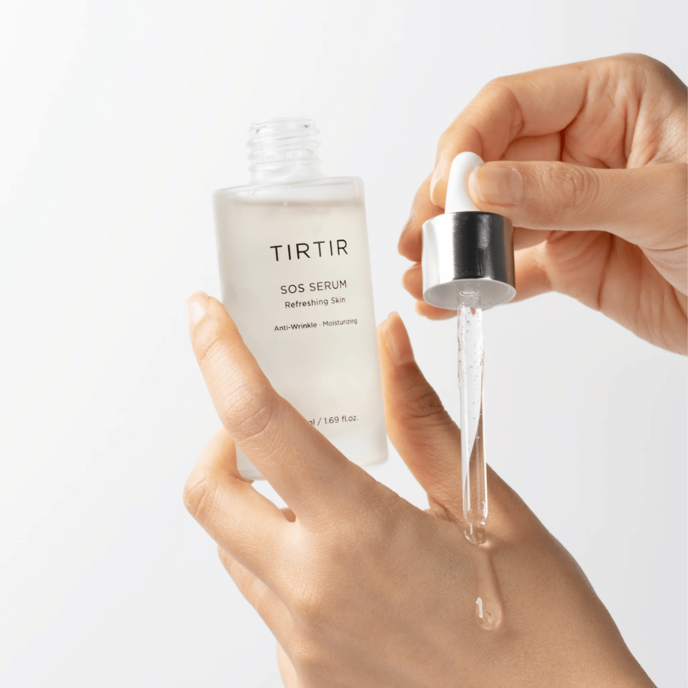 Mains versant TIRTIR SOS Serum d'une pipette, destiné aux soins de la peau.