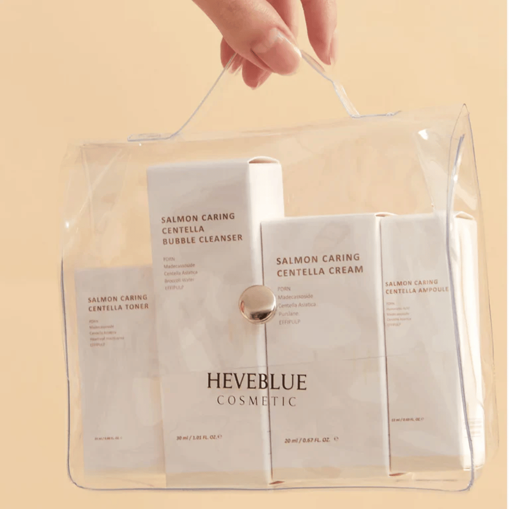 Heveblue Salmon Caring Centella Special Travel Kit trousse – ensemble de soins de la peau coréen complet avec toner visage, nettoyant, crème et ampoule dans une trousse de voyage transparente.
