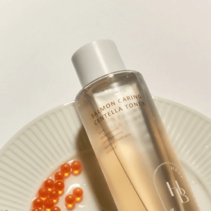 Salmon Caring Centella Toner de Heveblue avec un environnement d'ingrédients inspiré du saumon – coréen toner visage avec PDRN et centella qui apaise la peau, renforce la barrière cutanée et offre une hydratation intense.