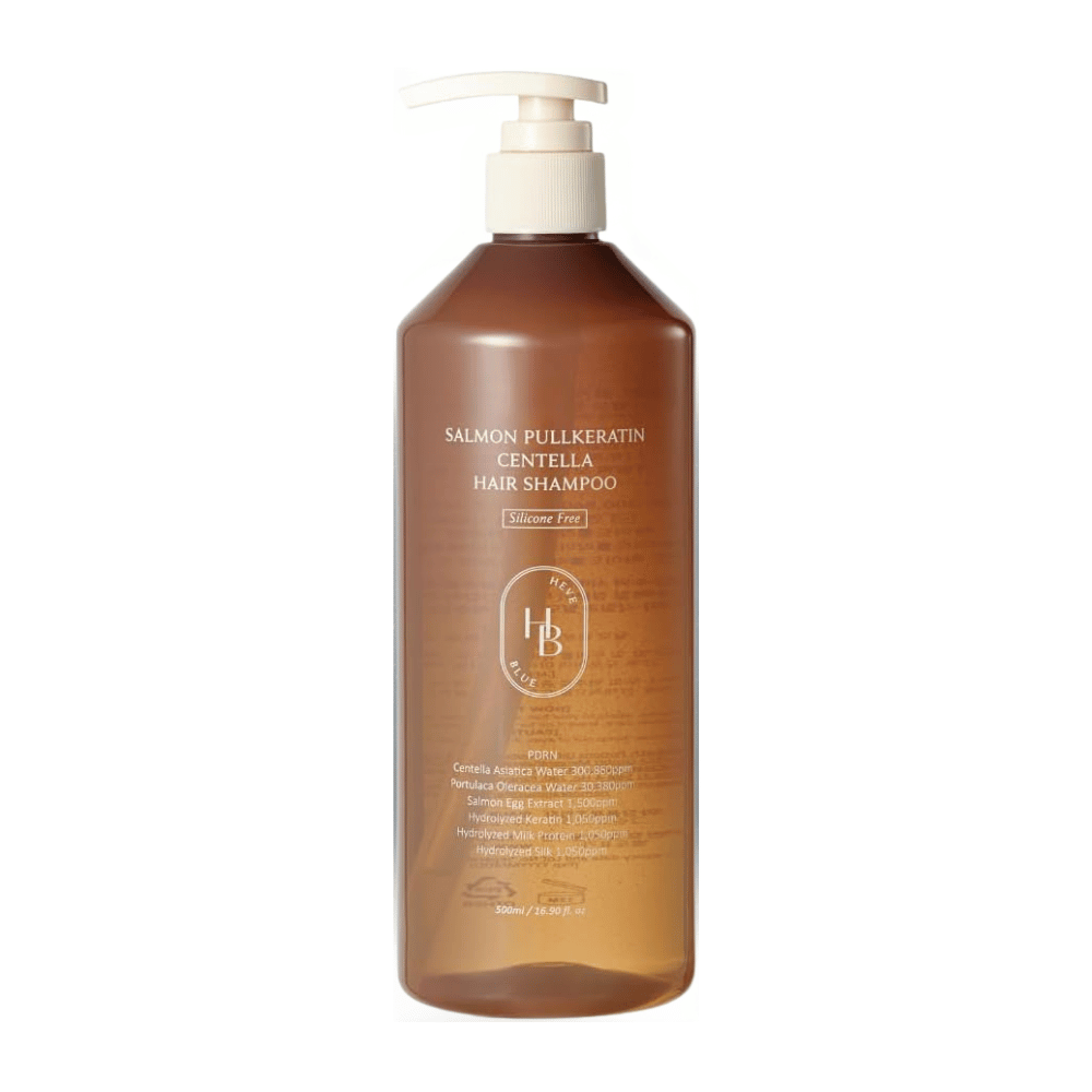 Heveblue Salmon Pullkeratin Centella Hair Shampoo dans un flacon-pompe brun transparent sur fond clair. Shampooing à la centella, à l’extrait de saumon et à la kératine qui aide à nettoyer et à prendre soin des cheveux.