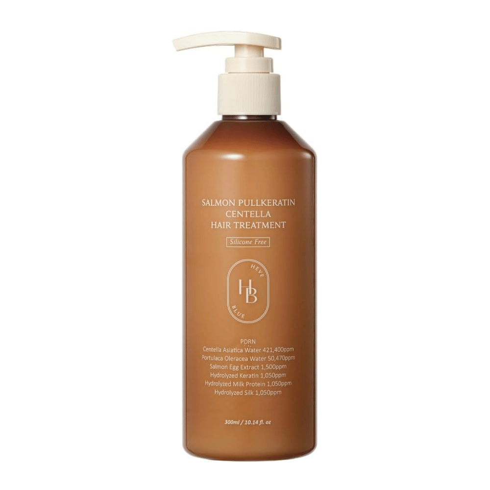 Heveblue Salmon Pullkeratin Centella Hair Treatment dans un flacon-pompe brun sur fond clair. Soin capillaire à la centella, à l’extrait de saumon, à la kératine, à la protéine de soie et à la protéine de lait pour nourrir et hydrater les cheveux.
