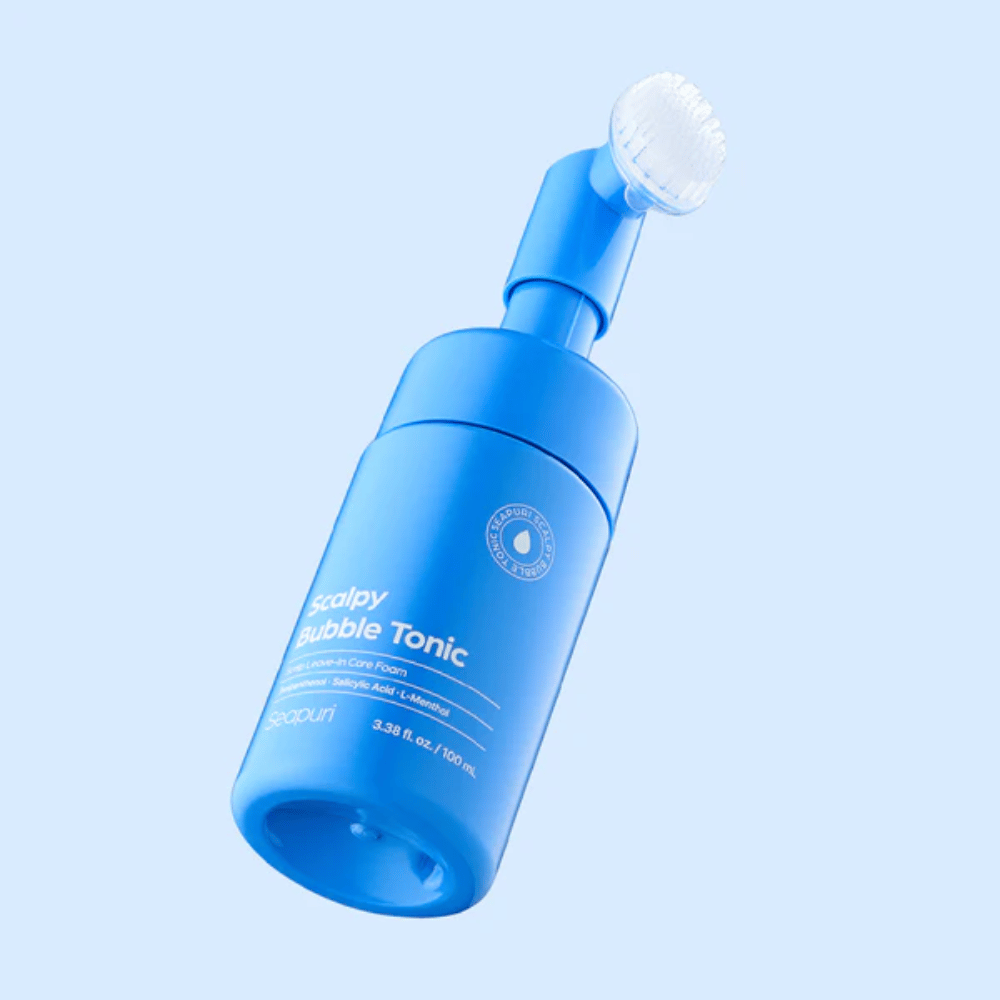 Image produit épurée de Seapuri Scalpy Bubble Tonic sur fond bleu clair mettant en valeur le design moderne et l’embout brosse unique pour le soin du cuir chevelu.