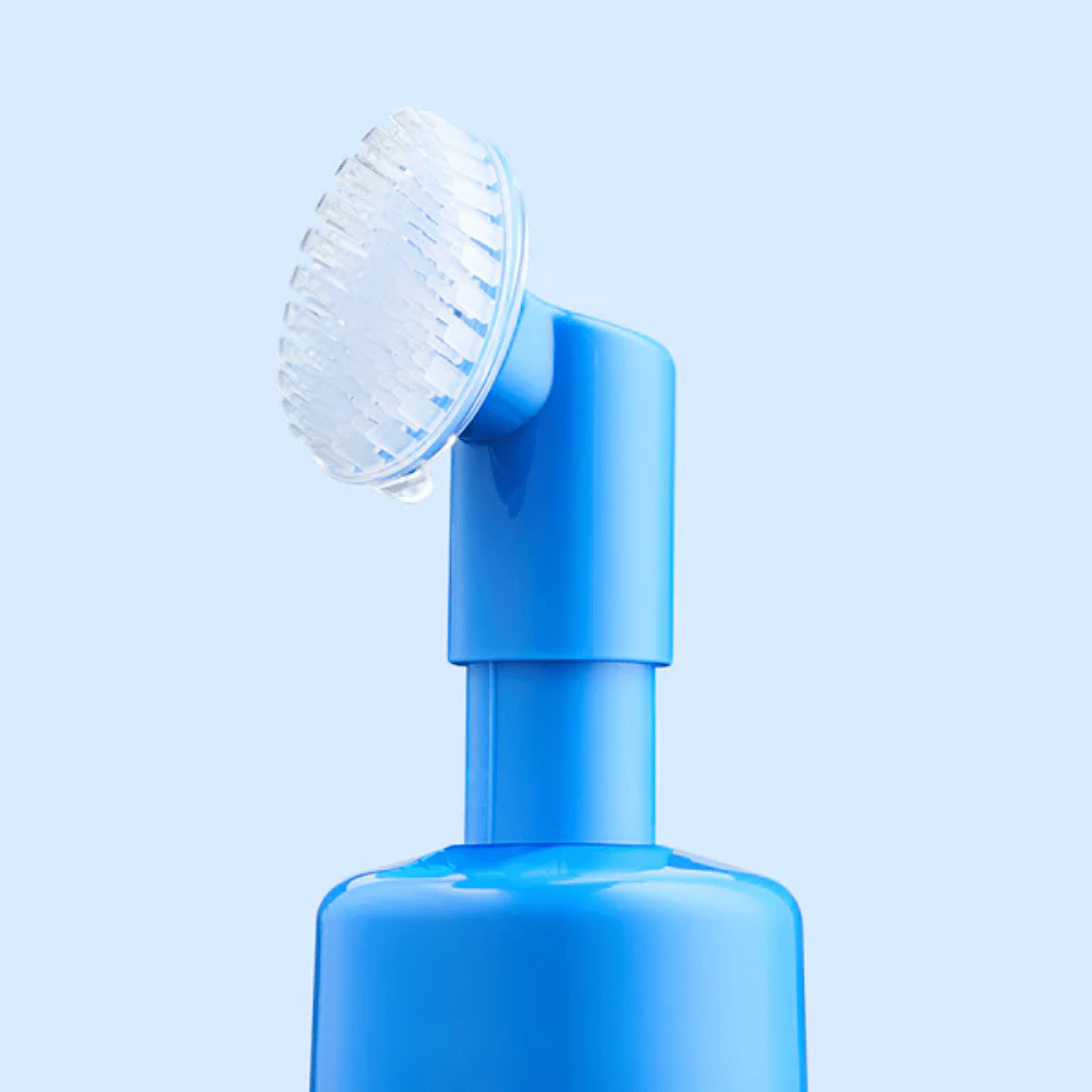 Gros plan sur l’applicateur doux en silicone conçu pour masser le cuir chevelu et répartir uniformément le produit lors de l’application.