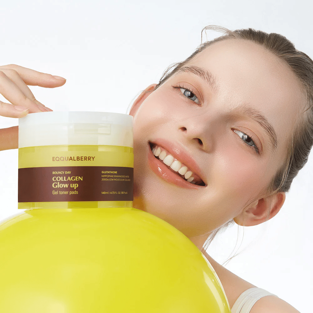 Mannequin souriant tenant Bouncy Day Collagen Glow up Gel Toner Pads, qui aide à donner un éclat de jeunesse et de fermeté avec du collagène à faible poids moléculaire et du glutathion.