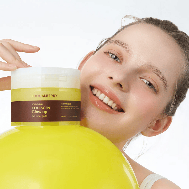 Mannequin souriant tenant Bouncy Day Collagen Glow up Gel Toner Pads, qui aide à donner un éclat de jeunesse et de fermeté avec du collagène à faible poids moléculaire et du glutathion.