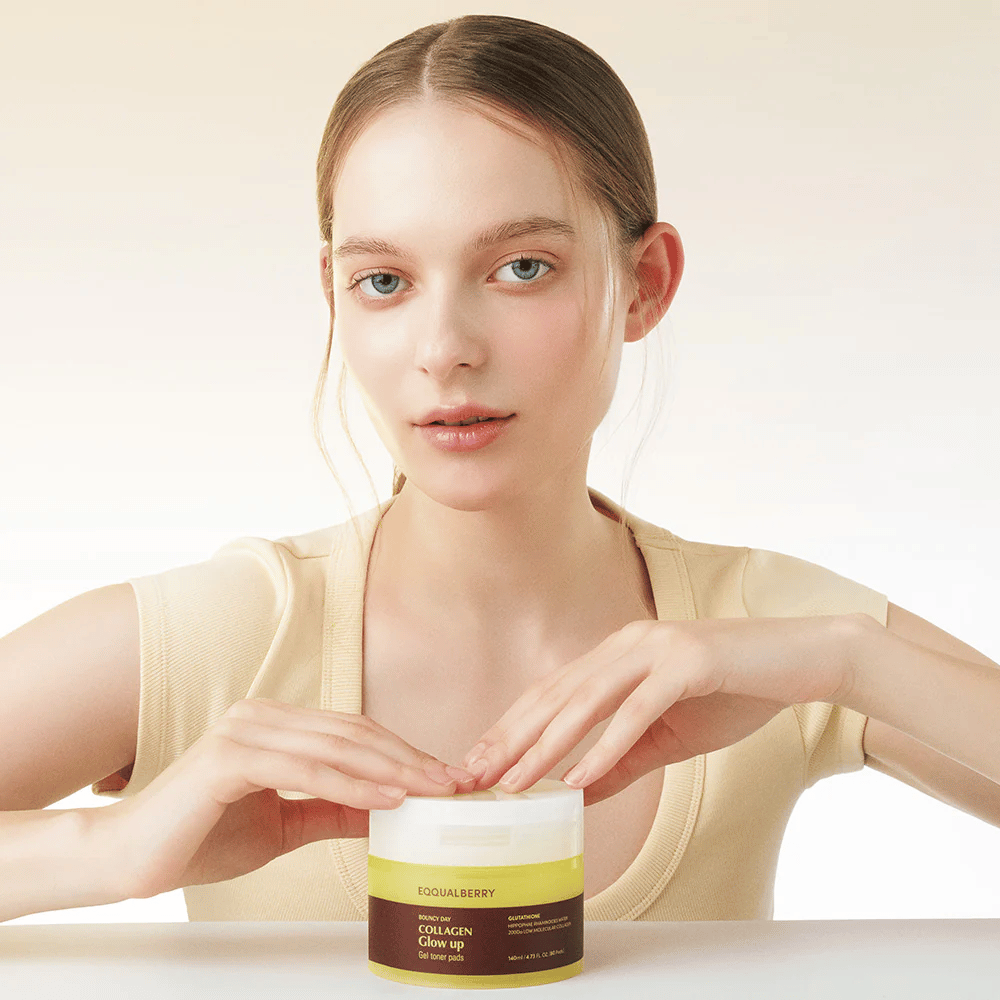 Mannequin tenant Bouncy Day Collagen Glow up Gel Toner Pads, qui hydrate et donne un bel éclat avec du collagène à faible poids moléculaire et du glutathion.