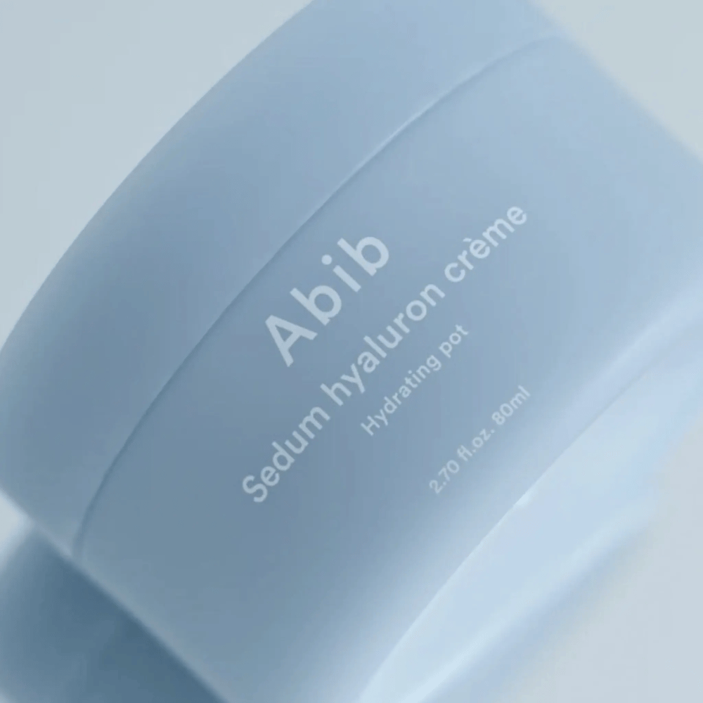 Gros plan sur Abib Sedum Hyaluron Crème Hydrating Pot 80 ml dans un pot bleu clair avec un design minimaliste sur fond neutre.