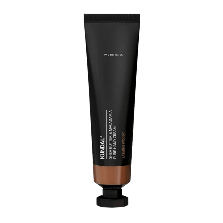KUNDAL Shea Butter & Macadamia Pure Hand Cream Jasmine Woody debout sur fond blanc – crème pour les mains intensément hydratante au beurre de karité et macadamia pour un soin quotidien des mains.