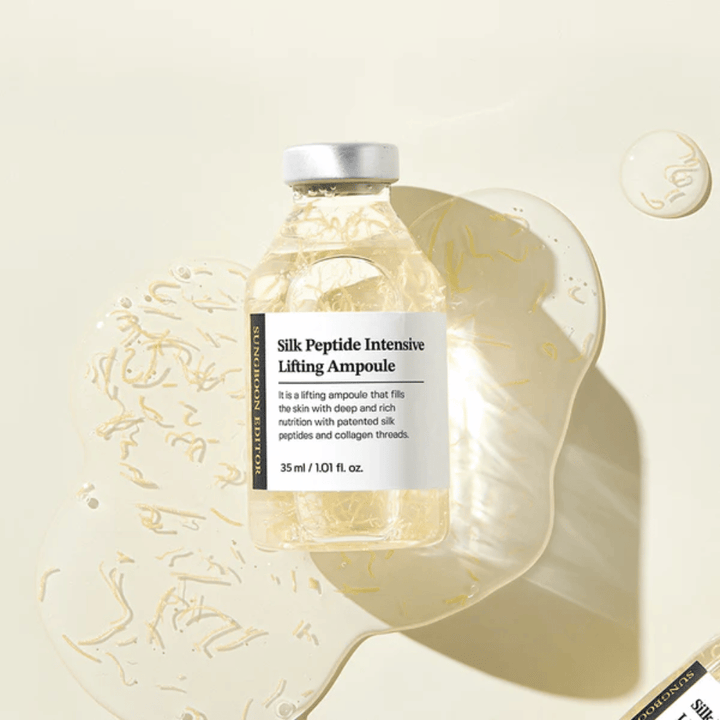SUNGBOON EDITOR Silk Peptide Intensive Lifting Ampoule avec des peptides de soie dans un sérum qui procure une hydratation profonde, de l’éclat et un effet raffermissant.