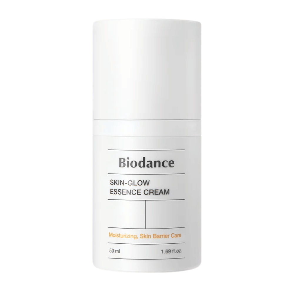 Image du produit de Biodance Skin-Glow Essence Cream dans un flacon pompe blanc au design minimaliste. Le texte sur l'emballage indique que la crème hydrate et renforce la barrière cutanée. Volume : 50 ml.