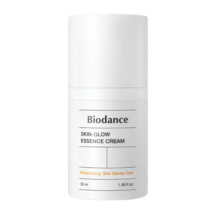 Image du produit de Biodance Skin-Glow Essence Cream dans un flacon pompe blanc au design minimaliste. Le texte sur l'emballage indique que la crème hydrate et renforce la barrière cutanée. Volume : 50 ml.