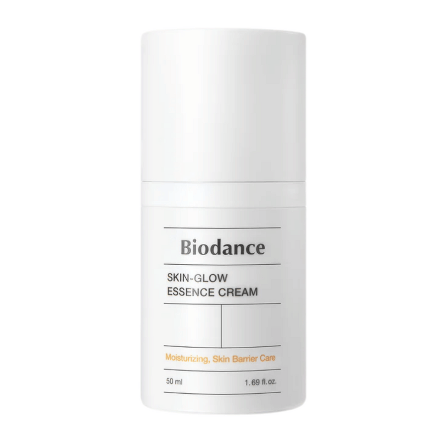 Image du produit de Biodance Skin-Glow Essence Cream dans un flacon pompe blanc au design minimaliste. Le texte sur l'emballage indique que la crème hydrate et renforce la barrière cutanée. Volume : 50 ml.