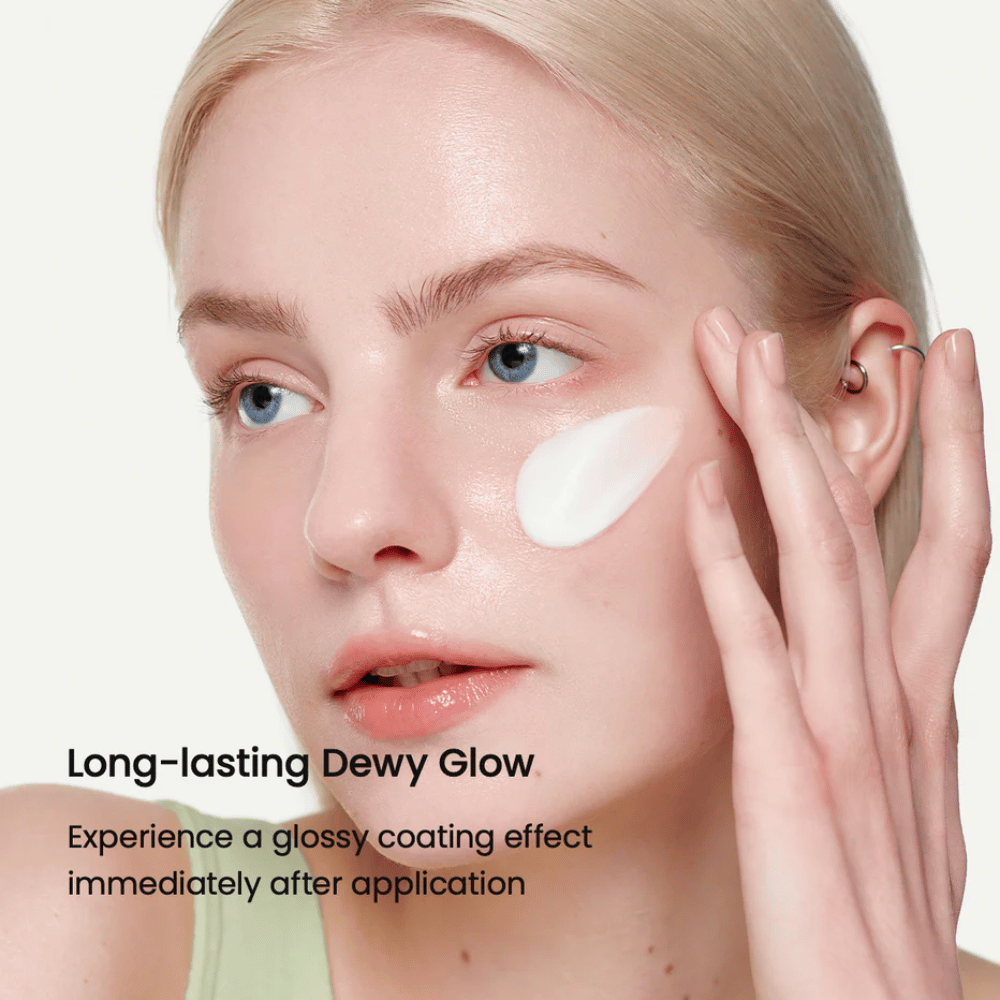 Gros plan d'une femme à la peau claire appliquant Biodance Skin-Glow Essence Cream sur la joue, donnant un aspect instantanément brillant et hydraté avec une luminosité durable.