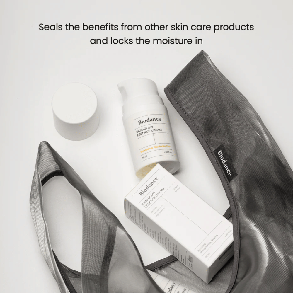 Biodance Skin-Glow Essence Cream en focus avec l'emballage du produit et une trousse transparente noire, avec un texte au-dessus soulignant la capacité de la crème à emprisonner l'humidité et à renforcer l'effet des autres produits de soin de la peau.