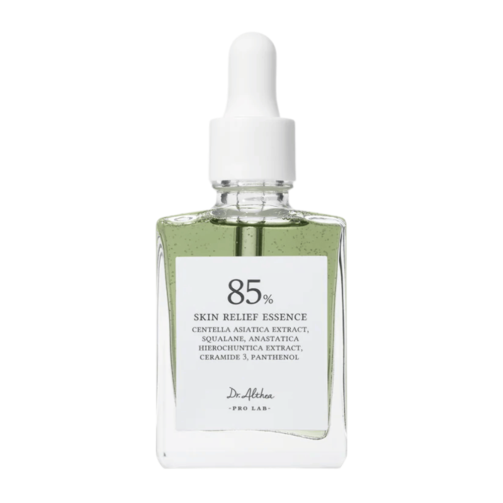 Dr. Althea 85% Skin Relief Essence dans une bouteille en verre élégante avec une pipette blanche. Contient de la centella asiatica, des céramides et du panthénol pour apaiser et restaurer la peau.