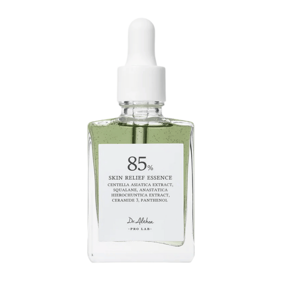 Dr. Althea 85% Skin Relief Essence dans une bouteille en verre élégante avec une pipette blanche. Contient de la centella asiatica, des céramides et du panthénol pour apaiser et restaurer la peau.