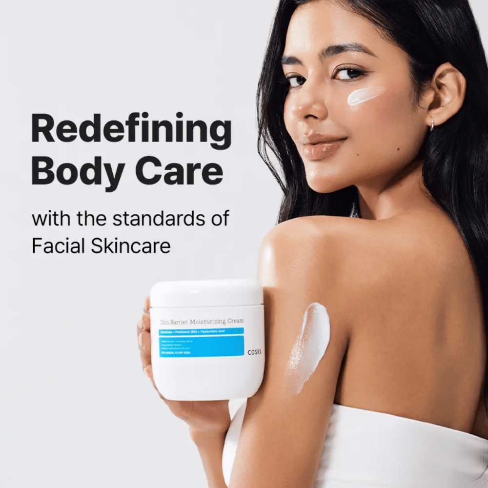 Femme applique COSRX Skin Barrier Moisturizing Cream – crème hydratante pour le corps inspirée des soins du visage.