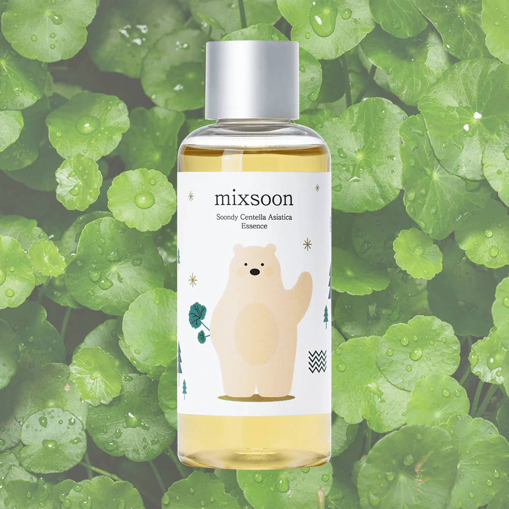 Mixsoon Soondy Centella Asiatica Essence bouteille avec illustration d'ours, sur fond de feuilles de centella vertes.