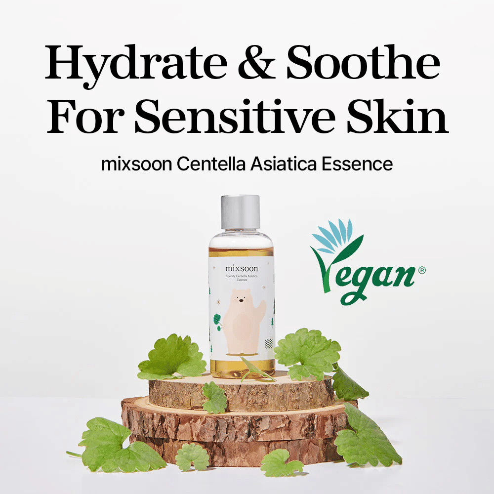 Mixsoon Centella Asiatica Essence avec label vegan, bouteille placée sur une planche en bois avec des feuilles vertes, texte "Hydrate & Soothe For Sensitive Skin".