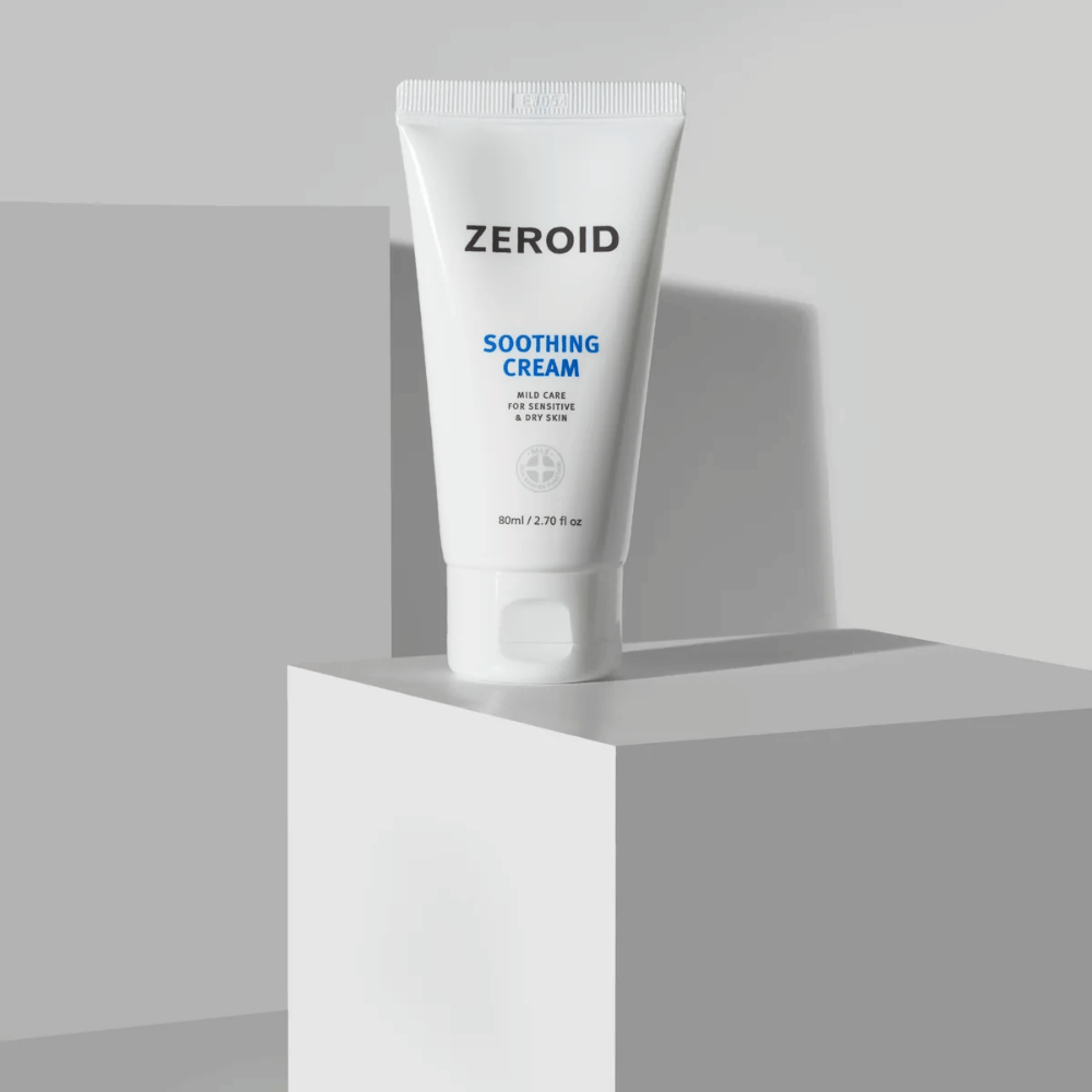 ZEROID Soothing Cream 80 ml sur podium pour l’hydratation quotidienne des peaux sèches et sensibles