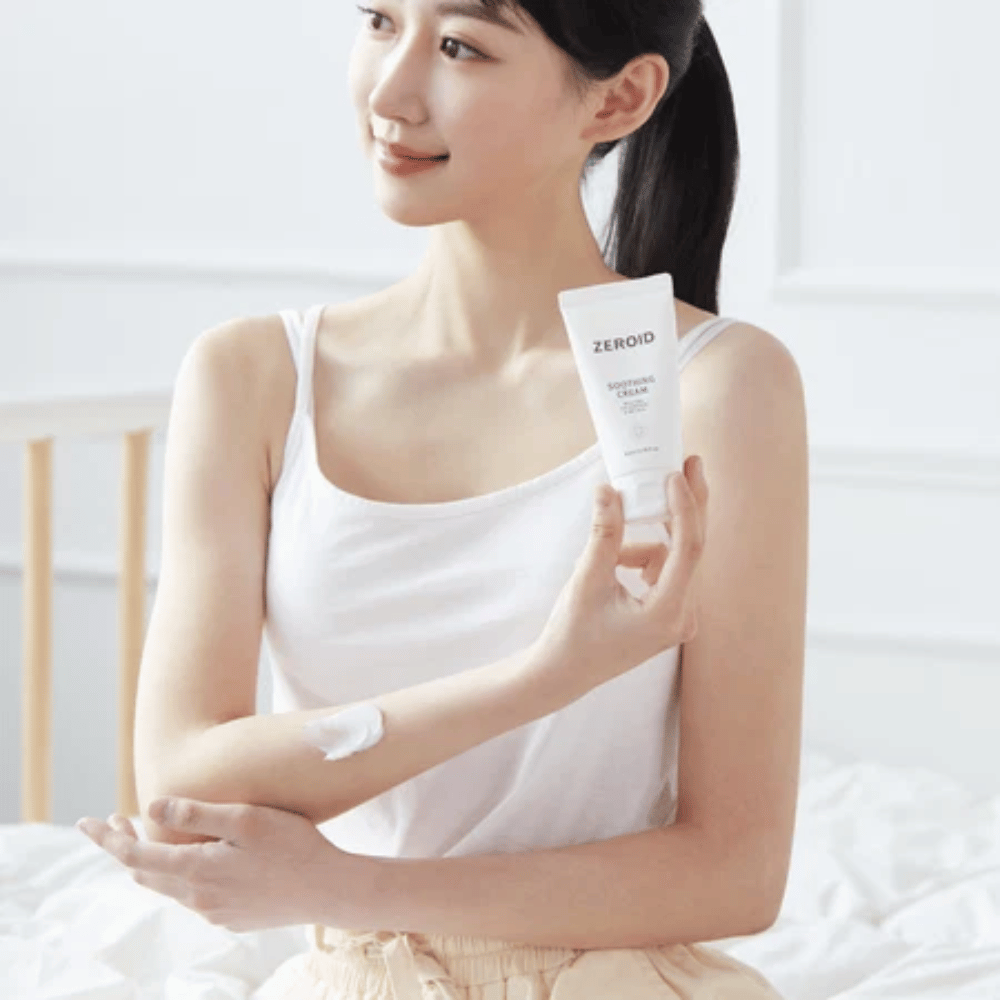 Personne appliquant ZEROID Soothing Cream sur le bras pour apaiser la peau sèche et sensible