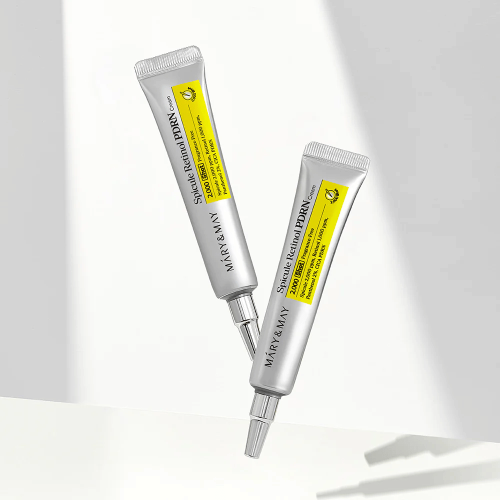 Deux tubes de MARY & MAY Spicule Retinol PDRN Cream sur fond clair, une crème de nuit intensive avec spicule et rétinol pour le renouvellement de la peau et l'amélioration de la texture de la peau.