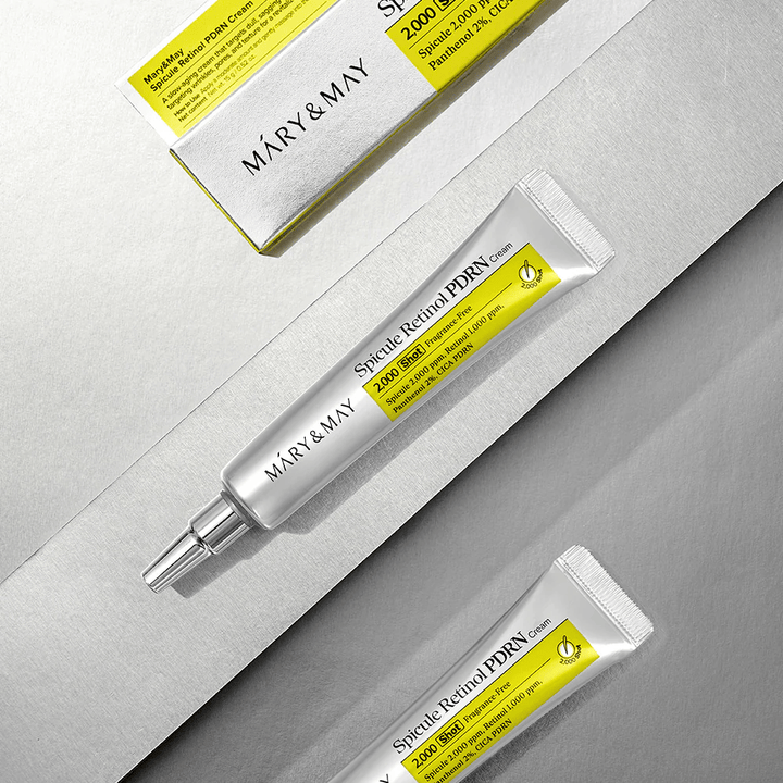 MARY & MAY Spicule Retinol PDRN Cream en tube et emballage sur fond clair, une crème pour le visage active avec rétinol, technologie de spicule et PDRN pour une amélioration de la structure de la peau et du renouvellement de la peau.