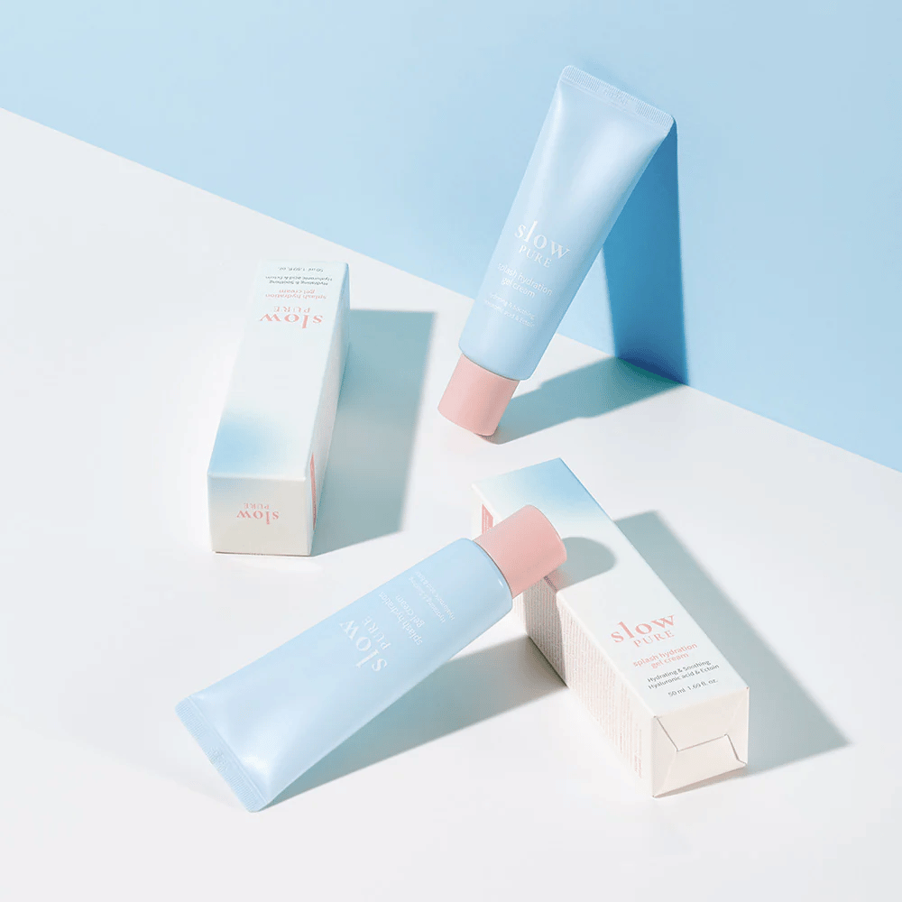Plusieurs tubes Slow Pure Splash Hydration Gel Cream avec emballage dans des tons bleu clair et blanc.