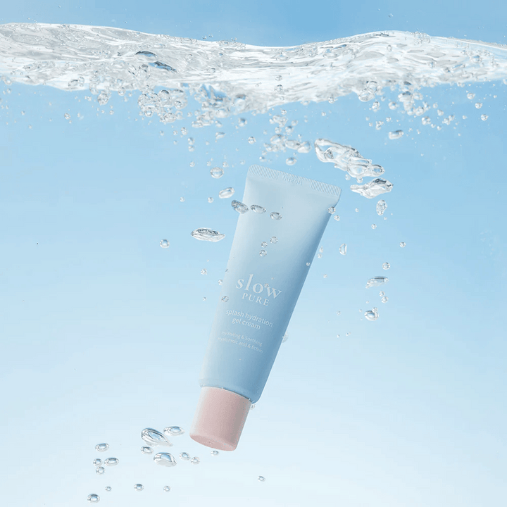 Slow Pure Splash Hydration Gel Cream représenté sous l'eau, symbolisant une hydratation intense.