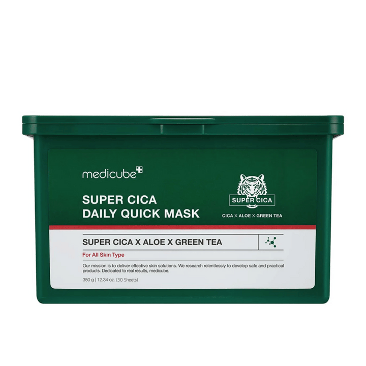 Boîte en plastique verte avec étiquette pour medicube Super Cica Daily Quick Mask – un masque facial avec Cica, aloe et thé vert pour une hydratation quotidienne et un effet apaisant sur tous les types de peau.