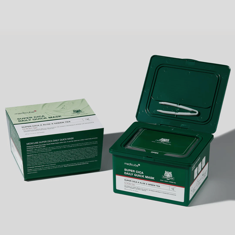 Deux emballages de medicube Super Cica Daily Quick Mask – une boîte fermée et une boîte en plastique verte ouverte avec une pince dans le couvercle. Les masques contiennent Cica, aloe et thé vert pour un soin quotidien et un effet apaisant.
