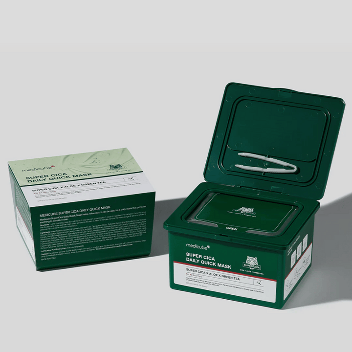 Deux emballages de medicube Super Cica Daily Quick Mask – une boîte fermée et une boîte en plastique verte ouverte avec une pince dans le couvercle. Les masques contiennent Cica, aloe et thé vert pour un soin quotidien et un effet apaisant.
