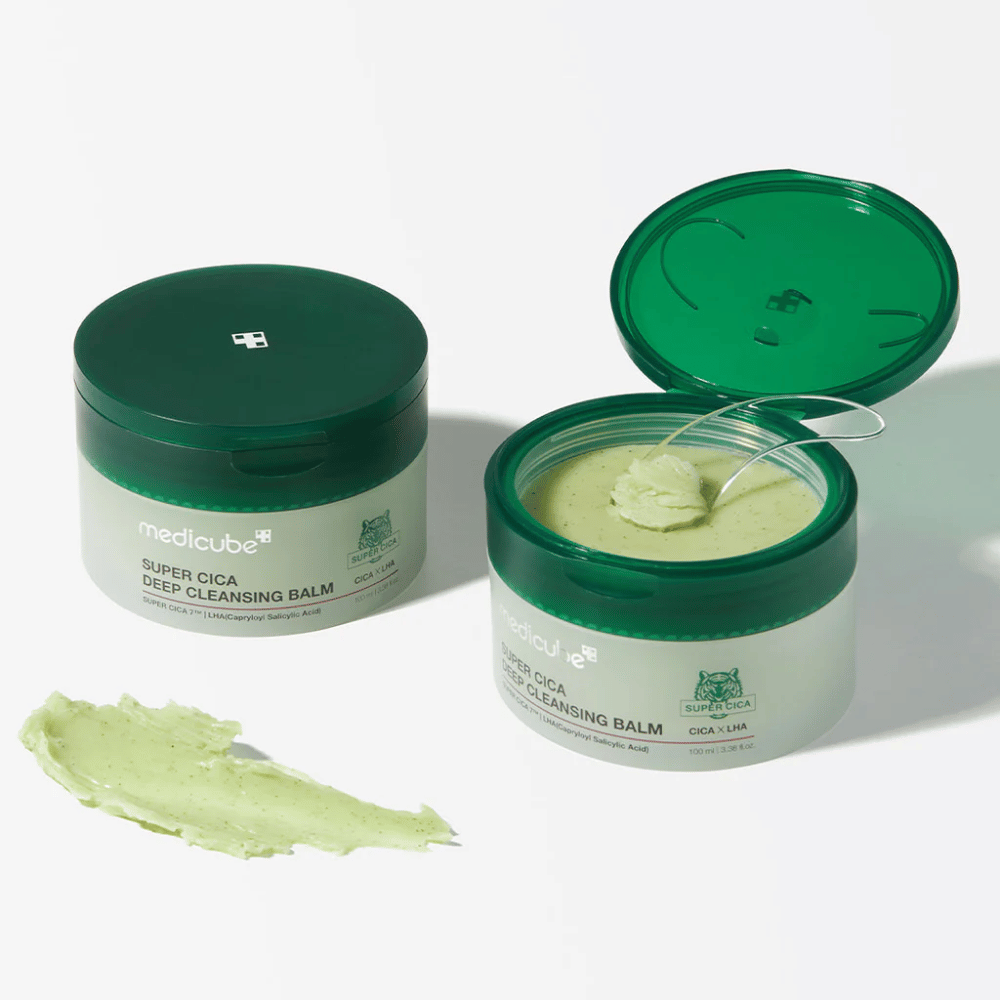 Medicube Super Cica Deep Cleansing Balm est un baume nettoyant en profondeur idéal pour les peaux sensibles. Il contient du Super Cica et du LHA, qui éliminent efficacement le maquillage, la saleté et les impuretés tout en apaisant et en prenant soin de la peau.
