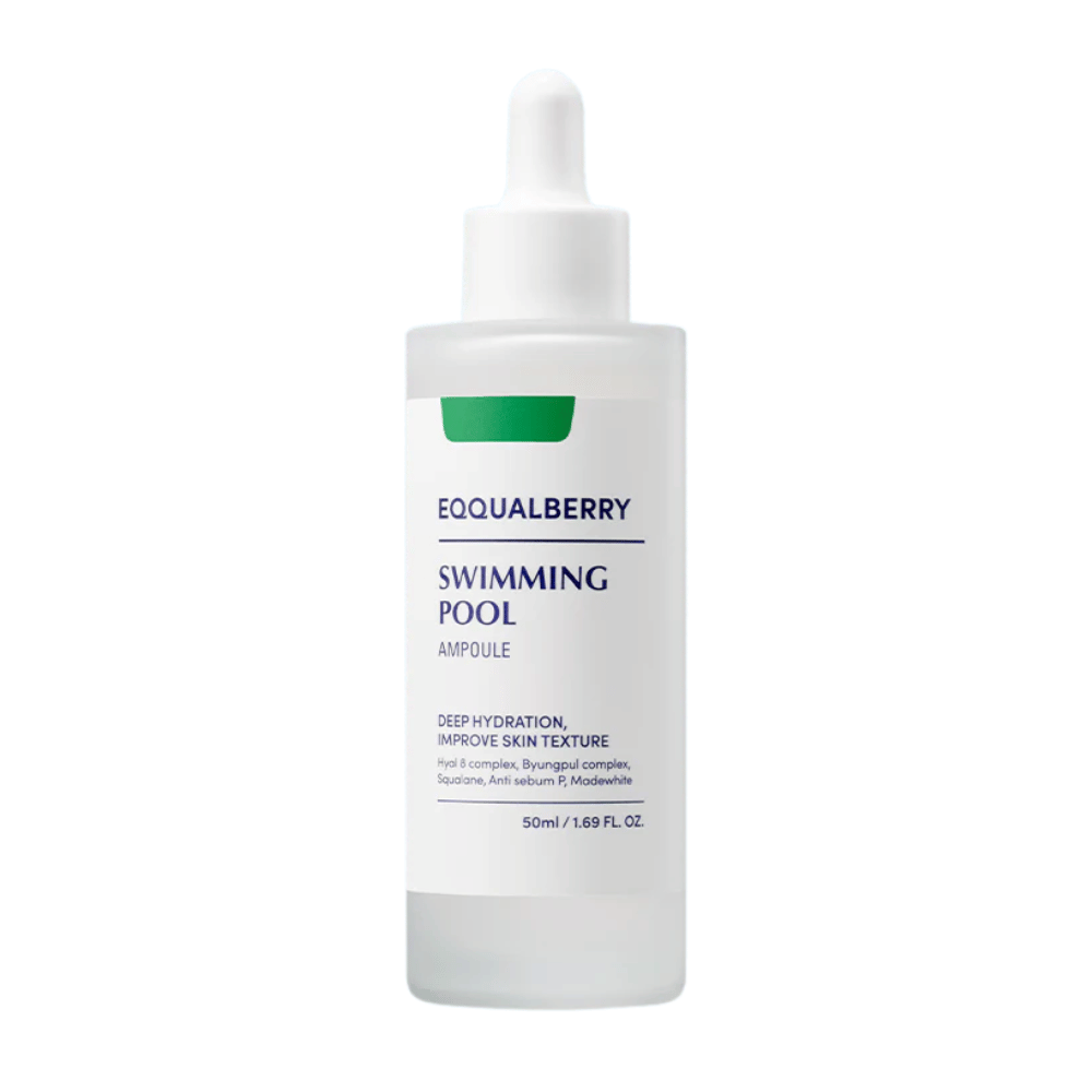 Bouteille avec Eqqualberry Swimming Pool Ampoule, une ampoule hydratante qui améliore la texture de la peau, sur un fond blanc.