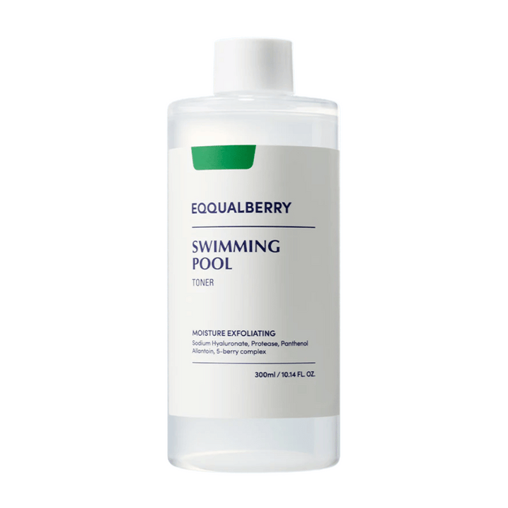 Equalberry Swimming Pool Toner dans une bouteille minimaliste et transparente avec une étiquette blanche. Formule hydratante et exfoliante pour une peau fraîche et équilibrée.